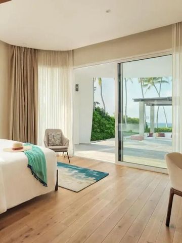 Elegantes Schlafzimmer mit Zugang zur Terrasse und Meerblick