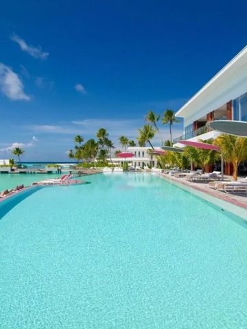 Großer Pool neben moderner Architektur und Palmen