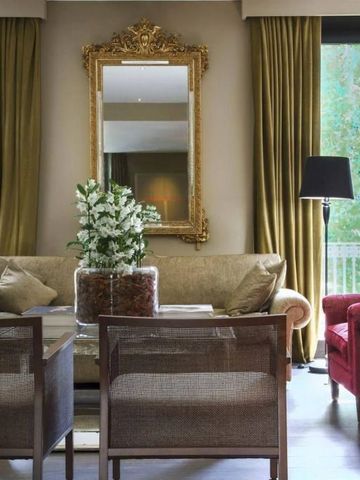 Luxuriöse Lounge mit elegantem Sofa und goldgerahmtem Spiegel