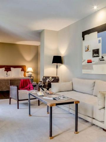 Geräumige Suite mit stilvoller Einrichtung und moderner Kunst