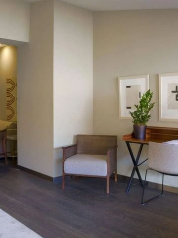 Schreibtisch und Sitzbereich in einer elegant gestalteten Hotelsuite