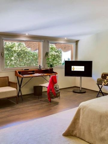 Komfortables Hotelzimmer mit großem Fenster und modernem Dekor