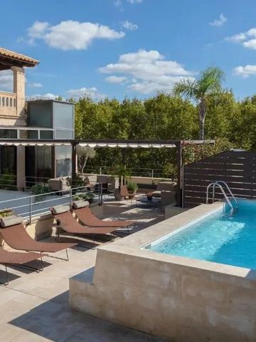 Terrasse mit Pool und moderner Architektur im Freien