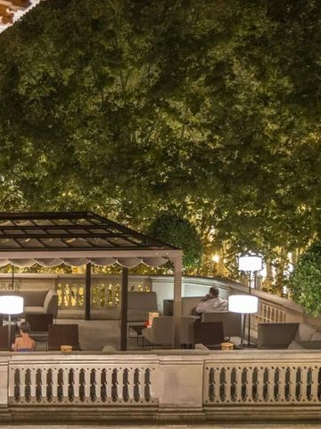 Gemütliche Terrasse bei Nachtbeleuchtung mit stilvollen Sitzgelegenheiten