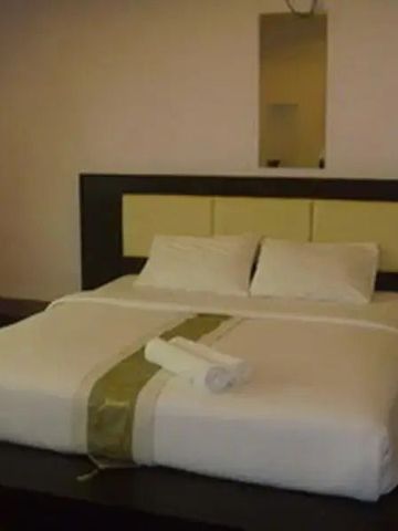 Modernes Hotelzimmer mit komfortablem Doppelbett und minimalistischem Stil