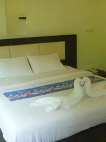 Helles Hotelzimmer mit Doppelbett und stilvoller Dekoration