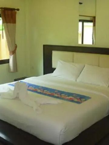 Hotelzimmer mit großem Fenster und Blick ins Grüne