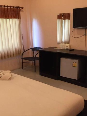 Helles Schlafzimmer mit moderner Ausstattung und Sitzgelegenheit