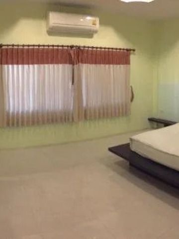 Geräumiges Zimmer mit natürlichem Licht und stilvollem Interieur