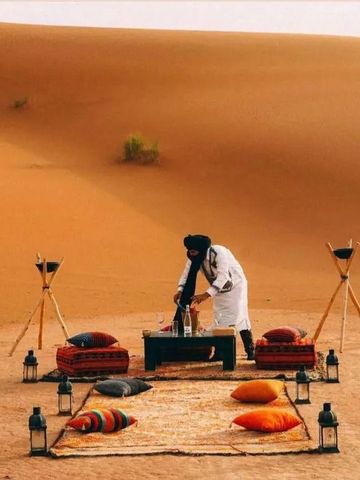 Luxuriöses Wüstencamp mit traditionell orientalischem Ambiente unter freiem Himmel