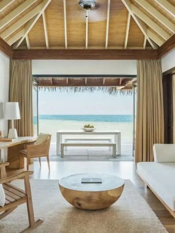 Wohnbereich mit offener Terrasse und Meerblick, Holzmöbel und heller Dekor