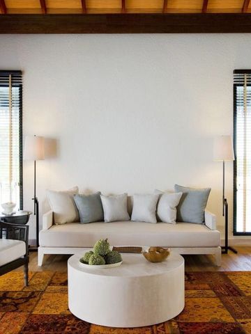 Gemütliche Sitzecke mit modernen Möbeln und dekorativen Akzenten