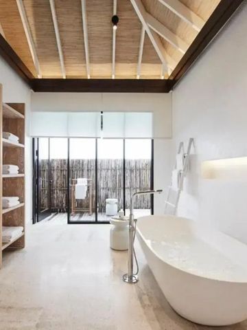 Modernes Badezimmer mit Badewanne und rustikalem Holzdekor