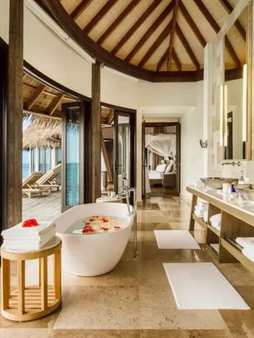 Badezimmer mit freistehender Badewanne und Meerblick