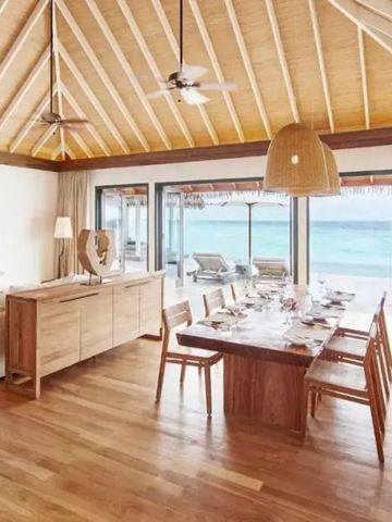 Essbereich einer Suite mit Meerblick und Holzdekor