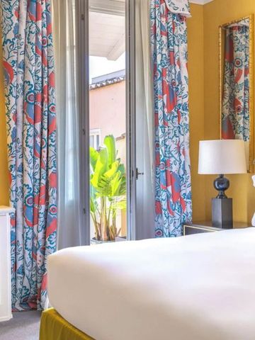 Helles und einladendes Zimmer mit gelben Akzenten und Balkonblick