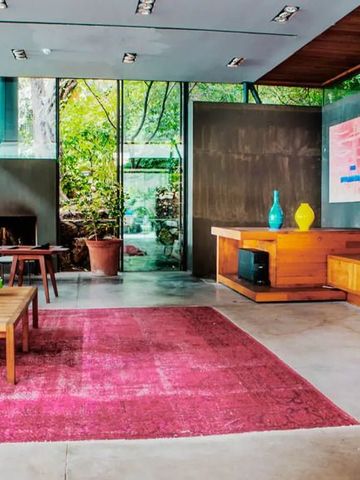 Luxuriöser Lounge-Bereich mit Kamin und Naturblick