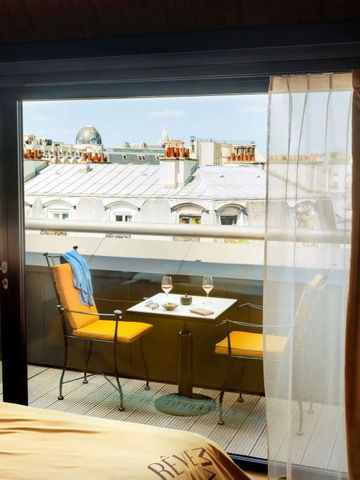 Gemütlicher Balkon mit Blick auf Pariser Dächer und Sitzbereich