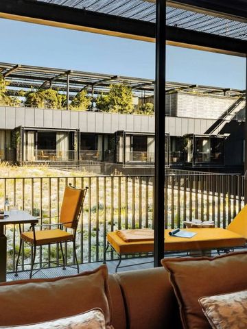 Terrasse mit stilvollen Möbeln und Blick auf modernen Innenhof