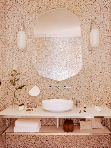 Schickes Badezimmer mit Designer-Waschbecken und stilvollen Wänden