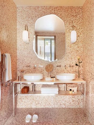 Geräumiges Badezimmer mit zwei Waschbecken und luxuriöser Ausstattung