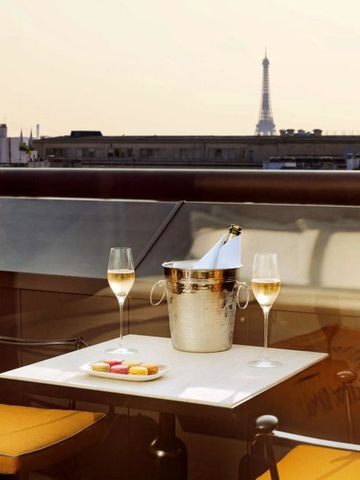 Terrassentisch mit Champagner und Blick auf den Eiffelturm