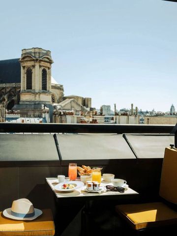 Frühstückstisch auf Terrasse mit Pariser Stadtblick