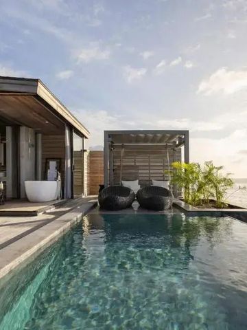 Private Villa mit eigenem Pool und Blick auf den Ozean bei Sonnenuntergang