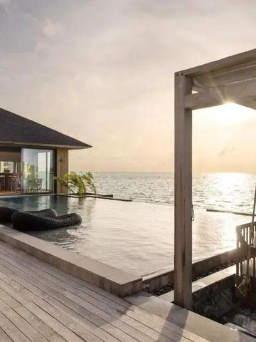 Infinity-Pool mit Meerblick bei Sonnenuntergang und entspannter Atmosphäre