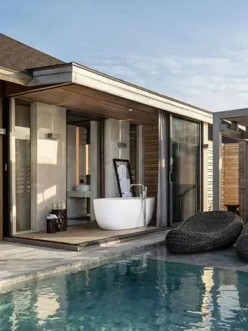 Villa mit offener Terrasse und luxuriöser Badewanne am Pool