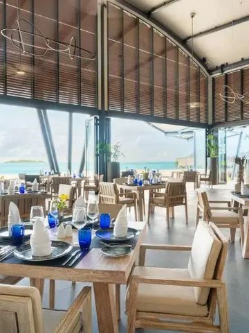 Modernes Restaurant mit Meerblick und elegant gedeckten Tischen