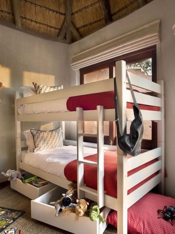 Kinderzimmer mit Etagenbett und verspielten Dekorationen