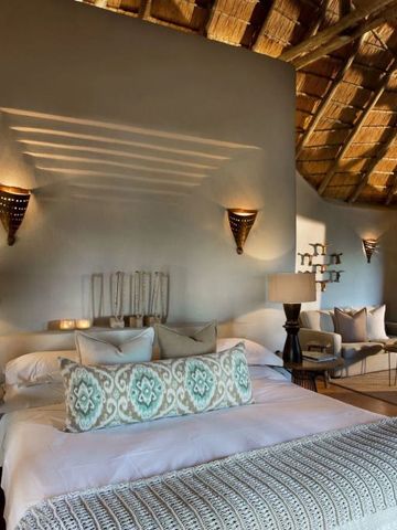 Geräumiges Schlafzimmer mit eleganter Einrichtung und natürlichem Licht