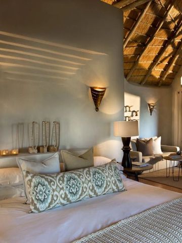 Luxuriöses Schlafzimmer mit stilvollen Möbeln und offenem Dach