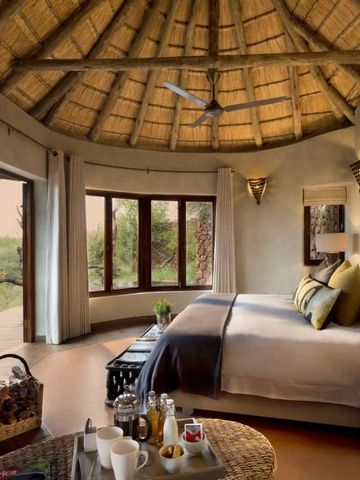 Schlafzimmer mit Reetdach und Blick auf die Natur