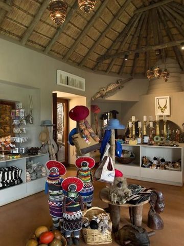 Geschenkartikelladen in der Madikwe Safari Lodge mit afrikanischen Souvenirs und Bekleidung.
