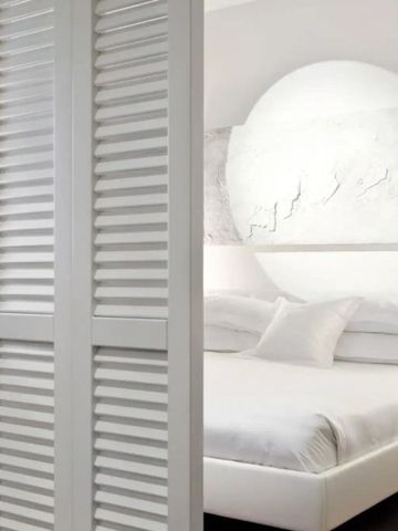 Elegantes Schlafzimmerdesign mit minimalistischen Möbeln und Kunstwerken