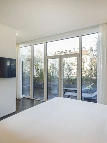 Helles Hotelzimmer mit Balkon und modernen Annehmlichkeiten