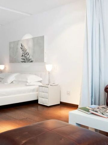 Modern eingerichtetes Zimmer mit Ledersessel und Dekorationselementen