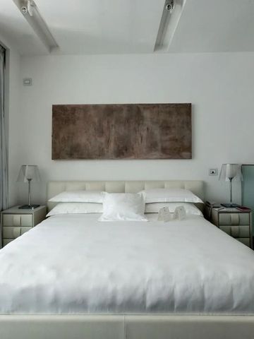 Geräumiges Schlafzimmer mit großem Bett und minimalistischer Dekoration