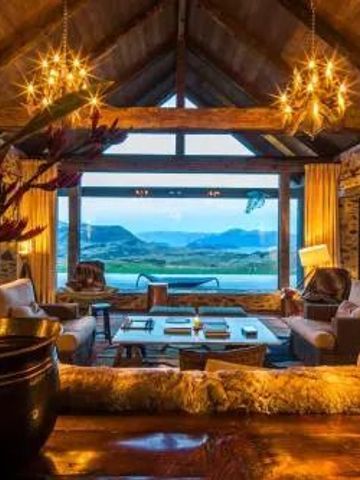 Gemütlicher Wohnbereich mit großen Fenstern und Blick auf die Berglandschaft