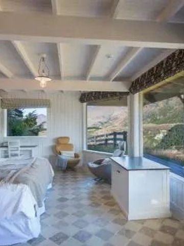 Helles Zimmer mit großen Fenstern und Bergblick