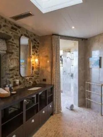 Steinverkleidetes Badezimmer mit Doppelwaschbecken