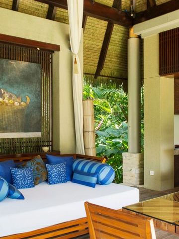 Edle Lounge im Freien mit Sitzbereich und tropischem Dekor