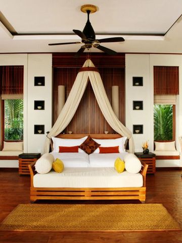 Großzügiges Schlafzimmer in einer Villa mit Ventilator und stilvollem Design