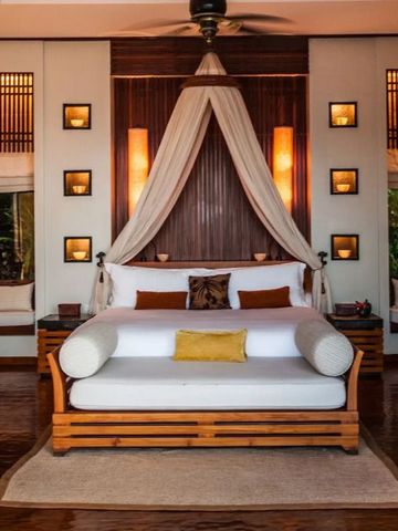 Elegantes Schlafzimmer mit Baldachin und luxuriöser Einrichtung