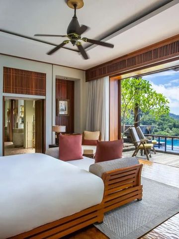 Luxuriöses Schlafzimmer mit Meerblick und eleganter Einrichtung