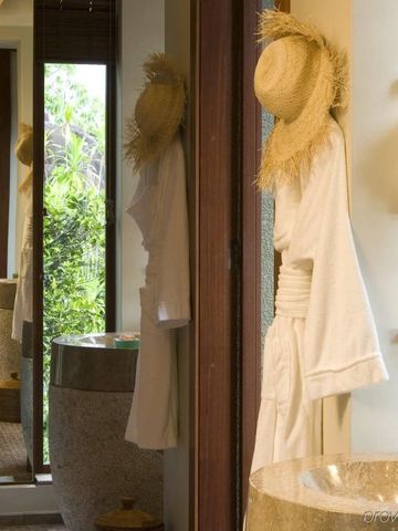 Modernes Badezimmer mit stilvollen Details und natürlichem Licht