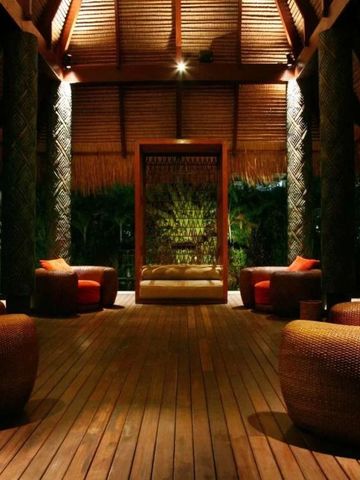 Elegante Hotellobby mit komfortablen Sitzgelegenheiten