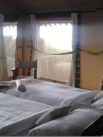 Doppelbettzimmer in einem Zelt mit Ausblick auf die Natur